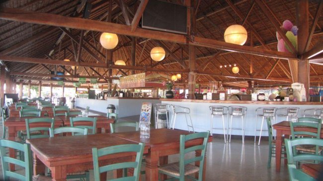 Ristorante ampio con soffitto di legno.