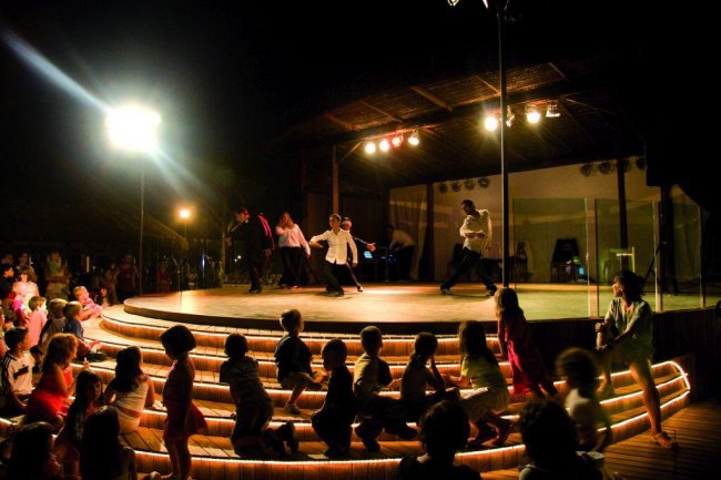 Spettacolo serale su un palco illuminato.
