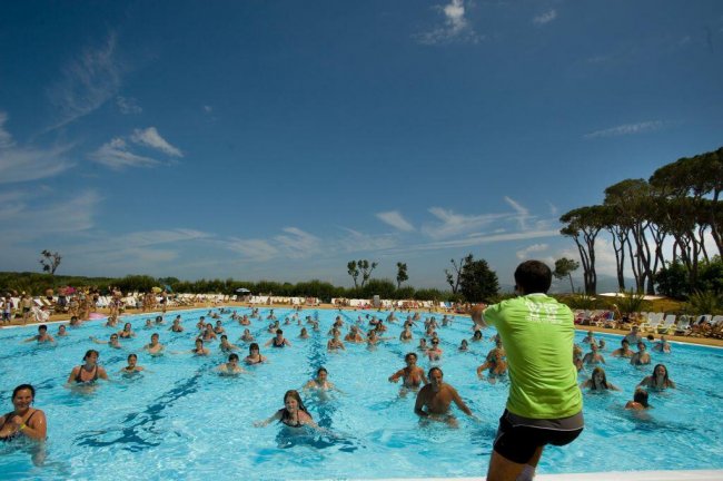 Lezione di acquagym in piscina all'aperto.