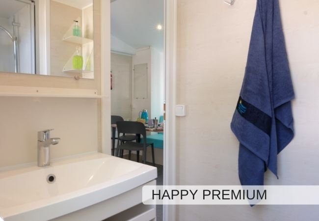 Bagno con lavandino e asciugamano appeso.