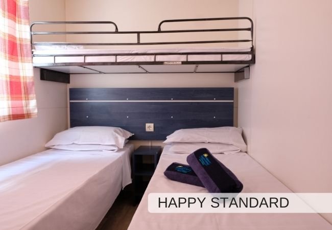Camera con letti singoli e letto a castello.