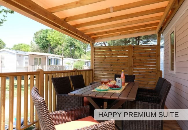 Terrazza con tavolo e sedie in vimini, piatti serviti.