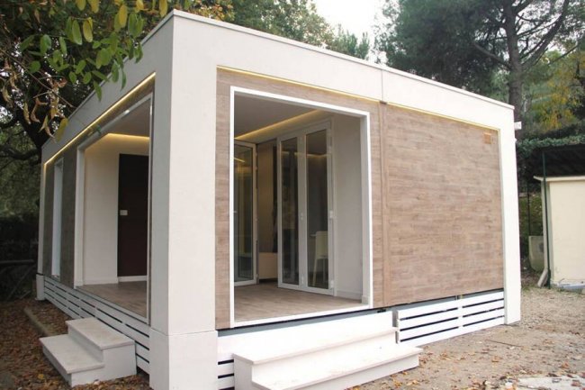 Esterno di una casa modulare moderna con terrazza.