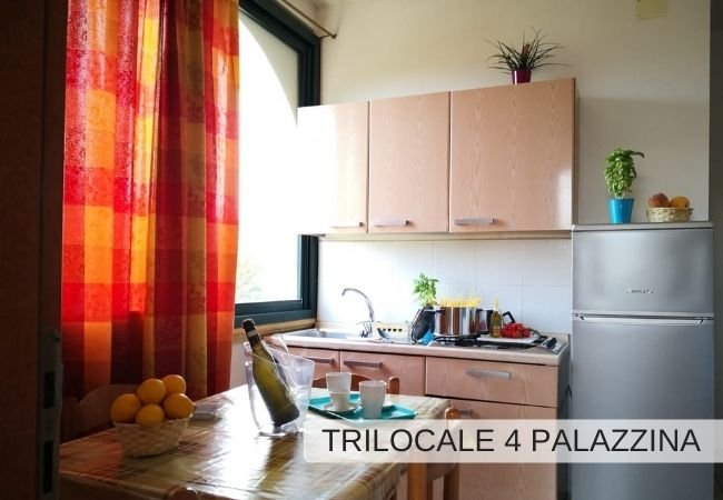 Cucina accogliente con tavolo apparecchiato.