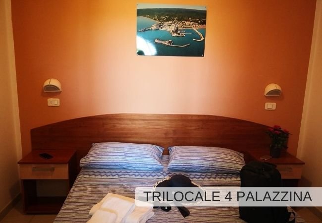 Camera da letto con letto matrimoniale e abat-jour.
