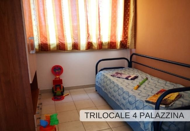 Camera con letto singolo e giocattoli.