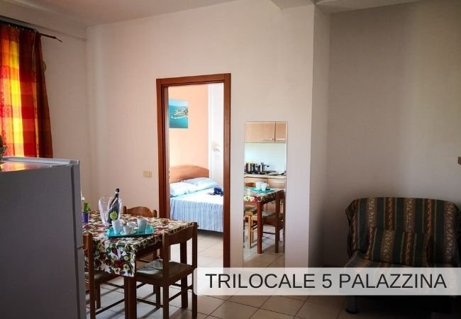 Sala da pranzo con tavolo e sedie.