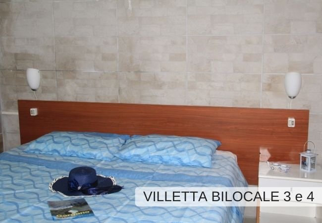 Camera con letto matrimoniale e copriletto blu.