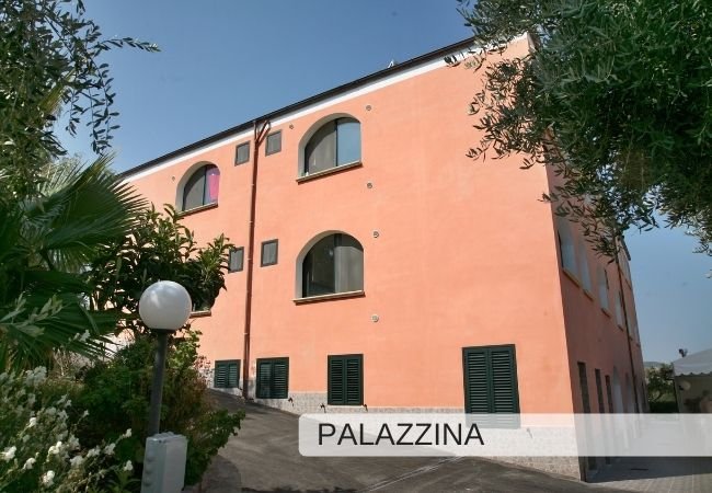 Edificio arancione con finestre ad arco.