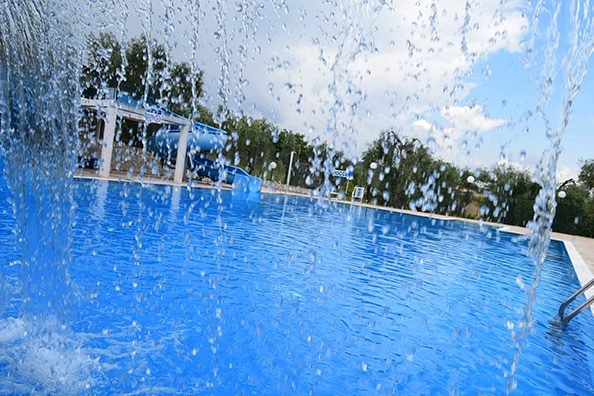 Piscina vista da sotto il getto d'acqua.
