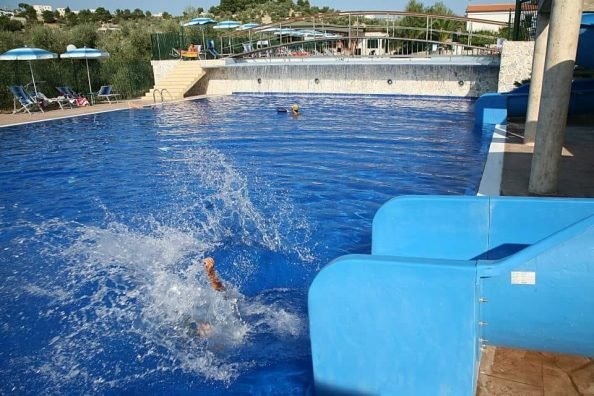Piscina con scivoli e spruzzi d'acqua.