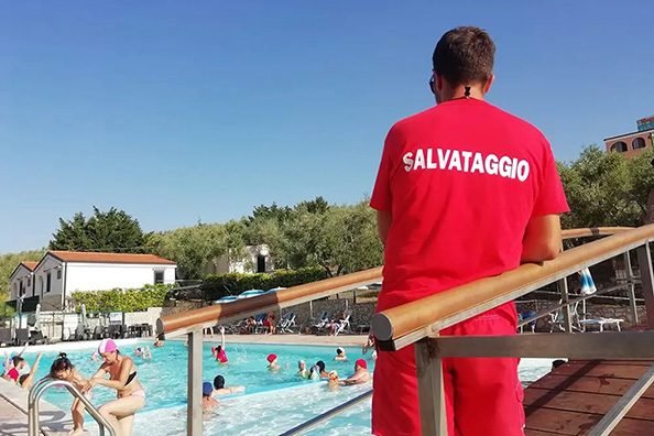 Bagnino sorveglia la piscina.