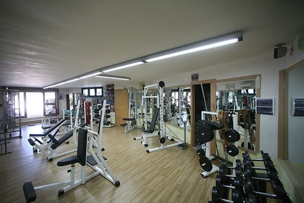 Palestra con attrezzature per allenamento.