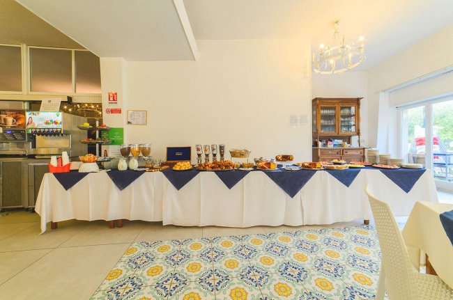 Buffet con tavolo da colazione e dolci vari.