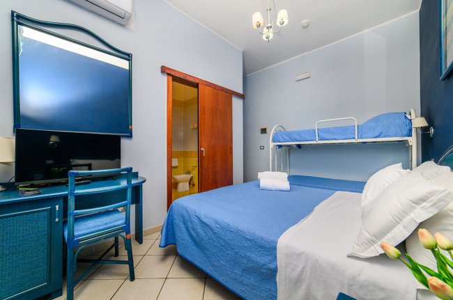 Camera con letto matrimoniale e letto a castello.