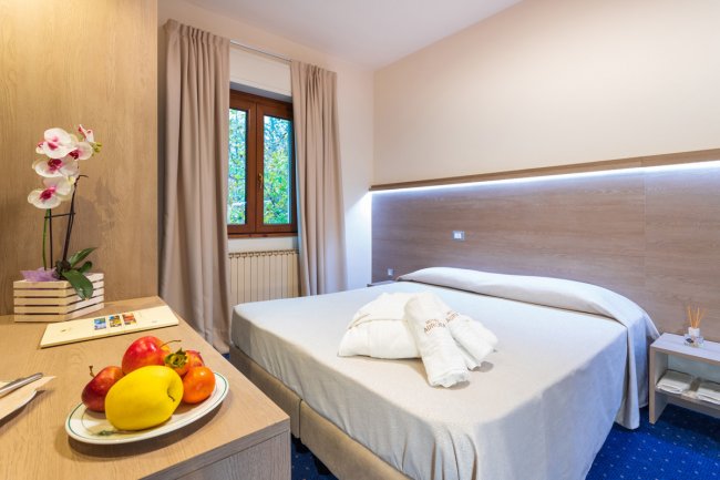 Camera da letto con letto matrimoniale e finestra.