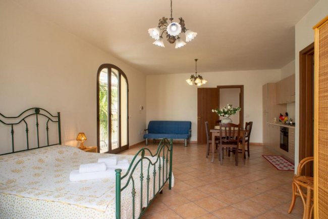 Camera con letto, divano e tavolo.