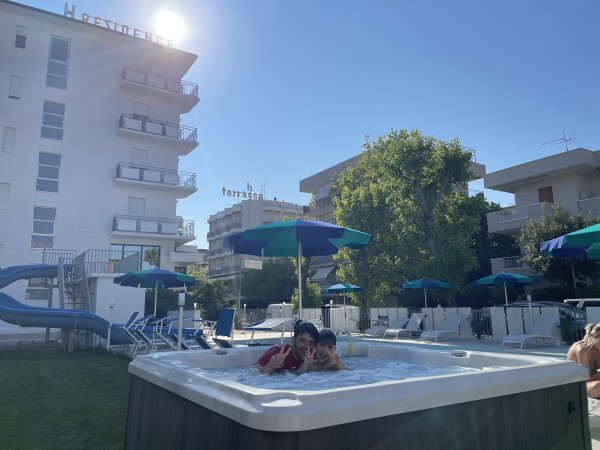 Due persone in una vasca idromassaggio all'aperto.