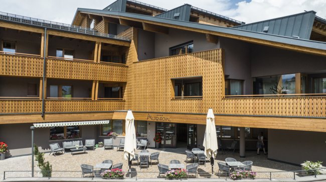 Edificio moderno in legno con patio esterno.