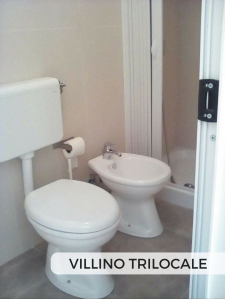 Bagno con sanitari bianchi e doccia.