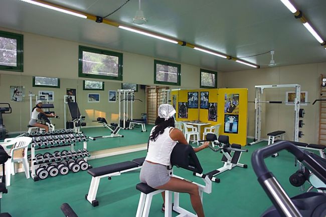 Persona in palestra su una macchina per allenamento.