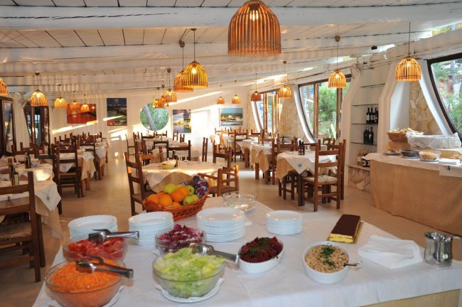 Ristorante con tavoli apparecchiati e buffet.