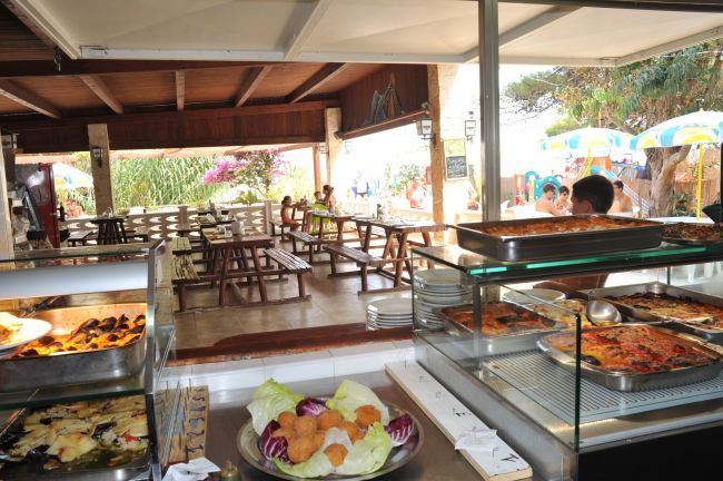 Buffet di piatti caldi in un ristorante all'aperto.
