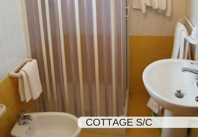 Bagno con doccia e lavandino.
