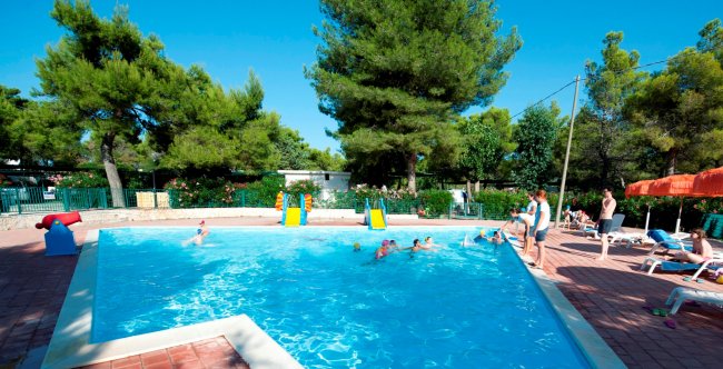 Piscina esterna con scivoli e lettini.