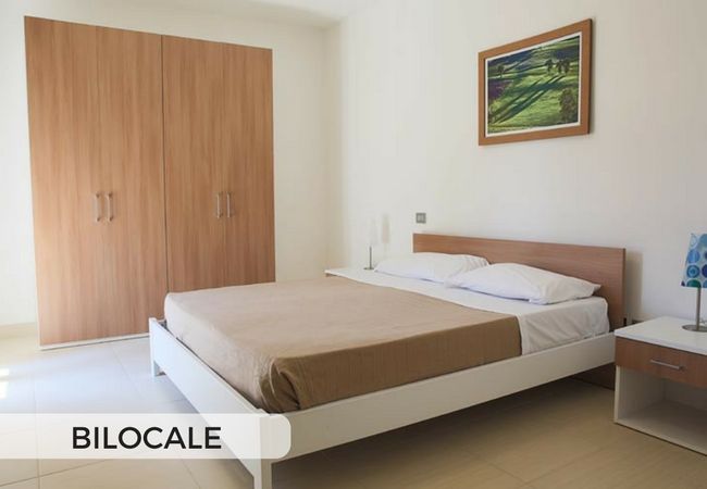 Camera da letto con letto matrimoniale e armadio.