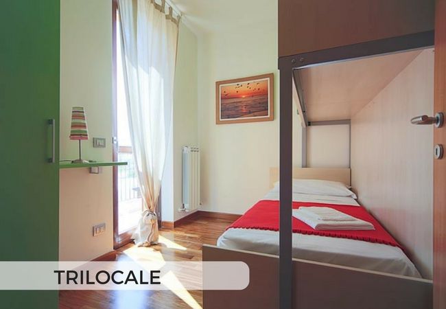 Stanza con letto singolo e luci soffuse.
