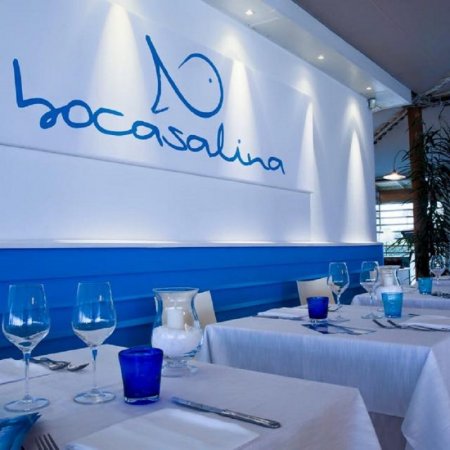 Interno di un elegante ristorante blu e bianco.
