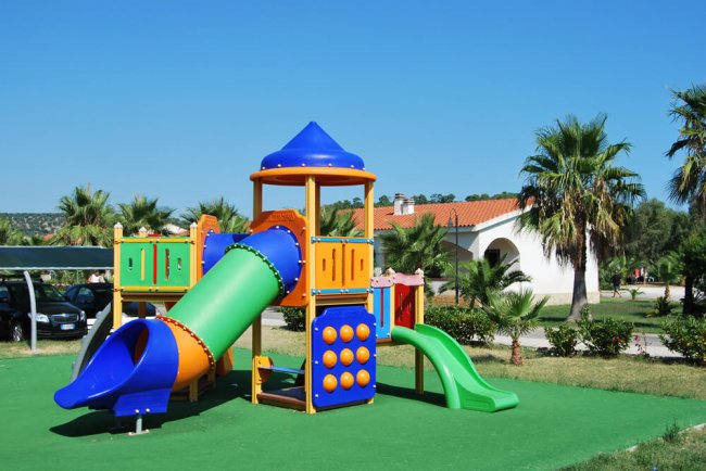 Area giochi con scivoli colorati.