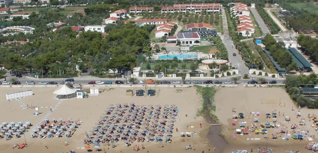 Veduta aerea di una spiaggia affollata.