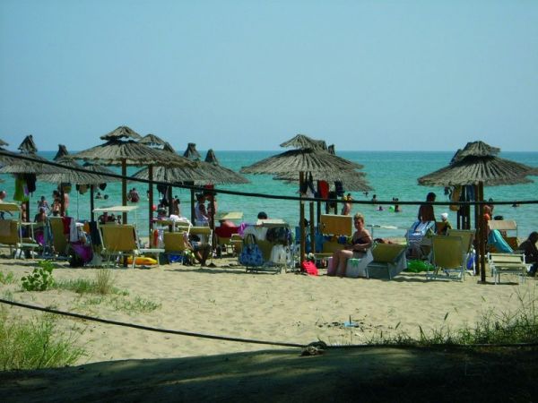 Spiaggia con ombrelloni e bagnanti.