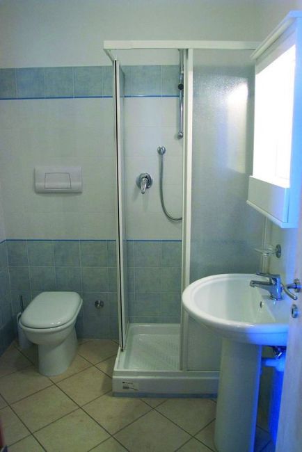 Bagno con doccia, lavandino e WC.