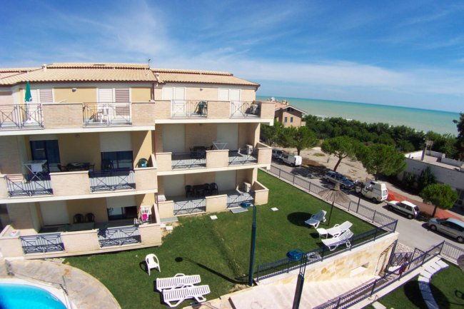 Un condominio con vista mare.