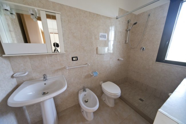 Bagno con lavabo, bidet e doccia.
