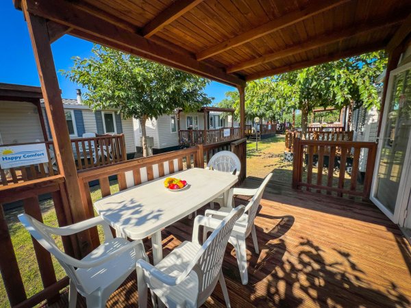 Veranda con tavolo e sedie in plastica.