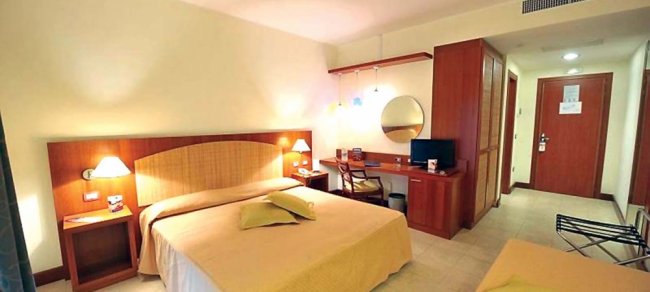 Camera da letto con letto matrimoniale e scrivania.