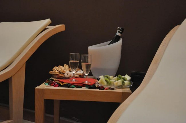 Tavolino con champagne e stuzzichini.