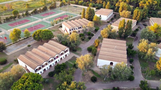 Edifici e campi da tennis immersi nel verde.