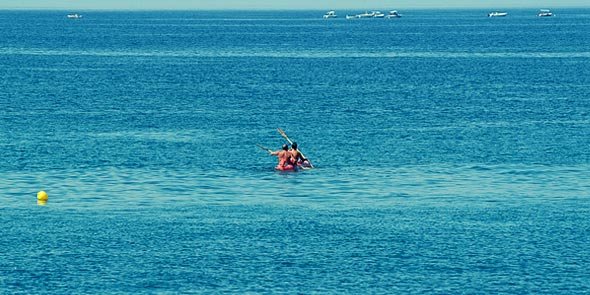 Persone su un canotto in mare aperto.