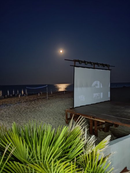 Schermo bianco su spiaggia al chiaro di luna.