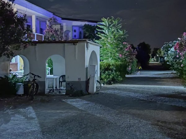 Edificio con archi e biciclette di notte.
