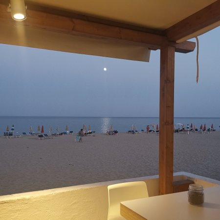 Spiaggia al tramonto vista da una terrazza.