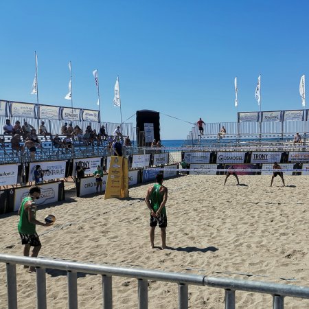 Partita di beach volley con spettatori.