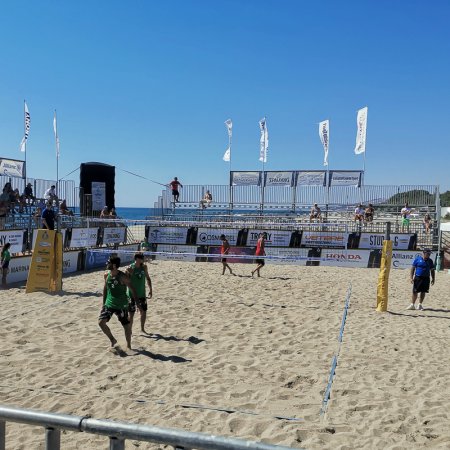 Giocatori di beach volley in azione.