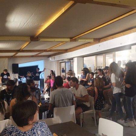 Gruppo di persone riunite in una sala.