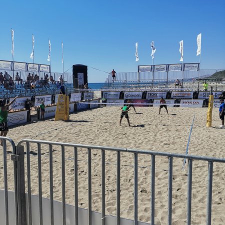 Partita di beach volley in un'area recintata.